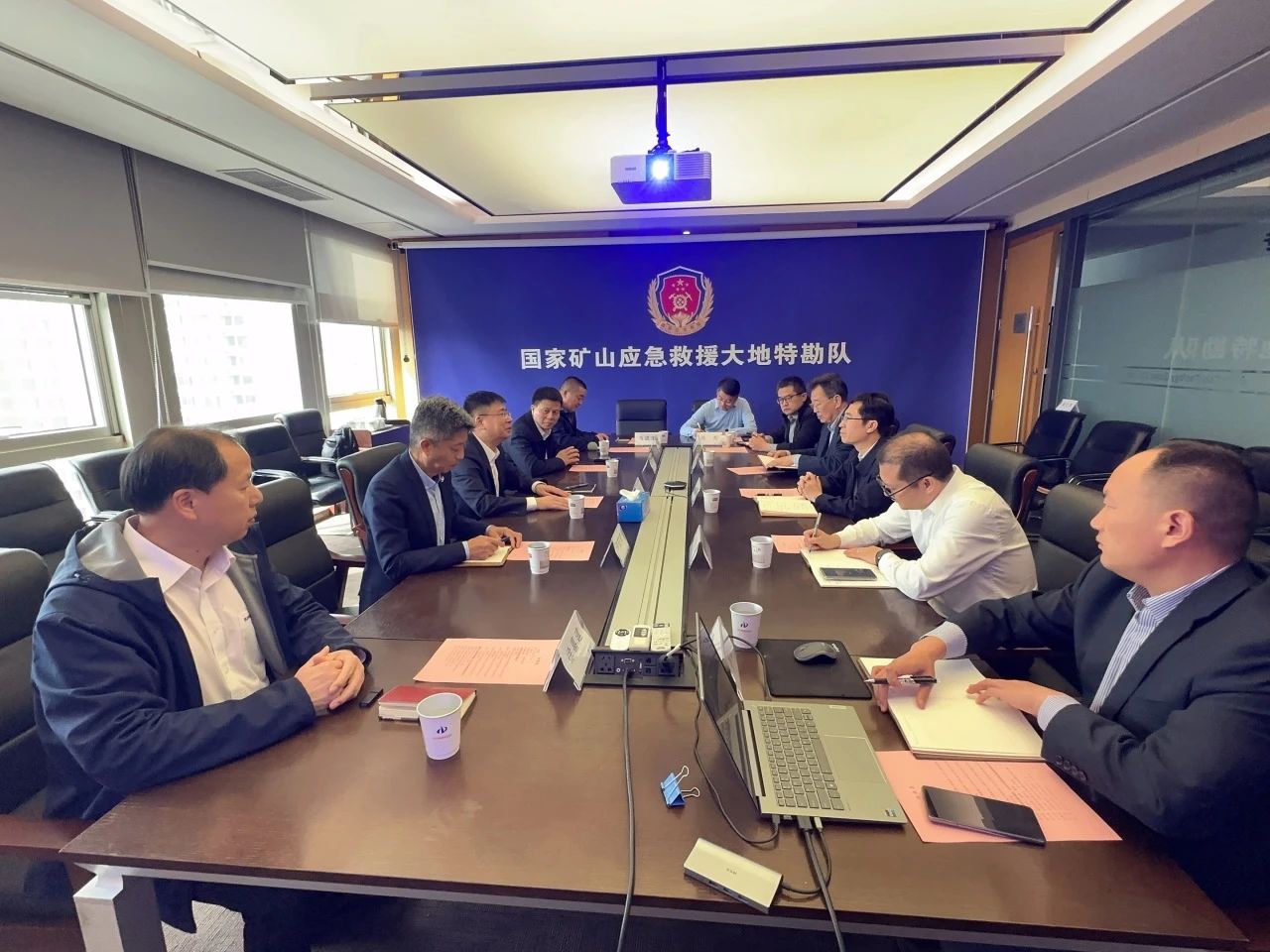 KU酷游官网智能董事长付向东带队造访中煤地质总局、大地特勘公司