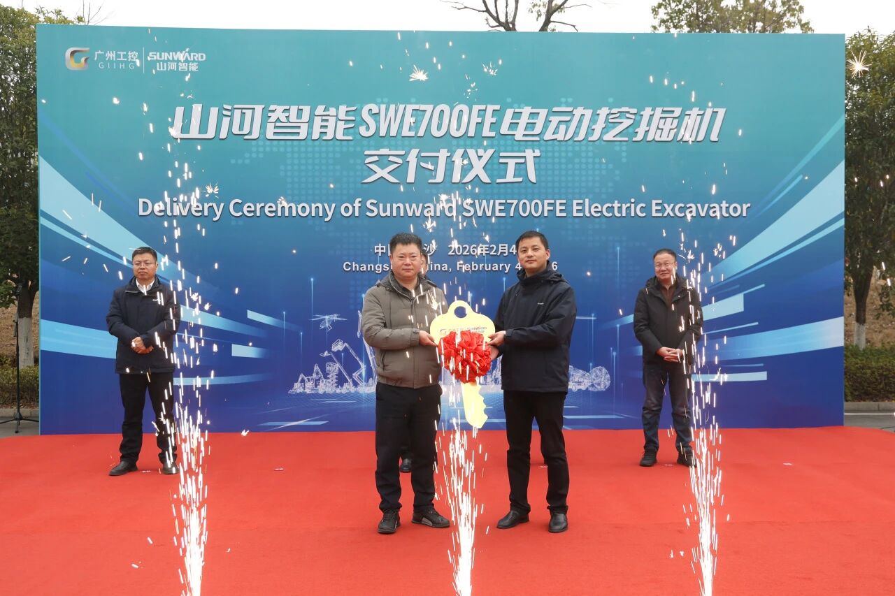 KU酷游官网智能SWE700FE电动挖掘机成功交付，助力打造绿色智慧矿山