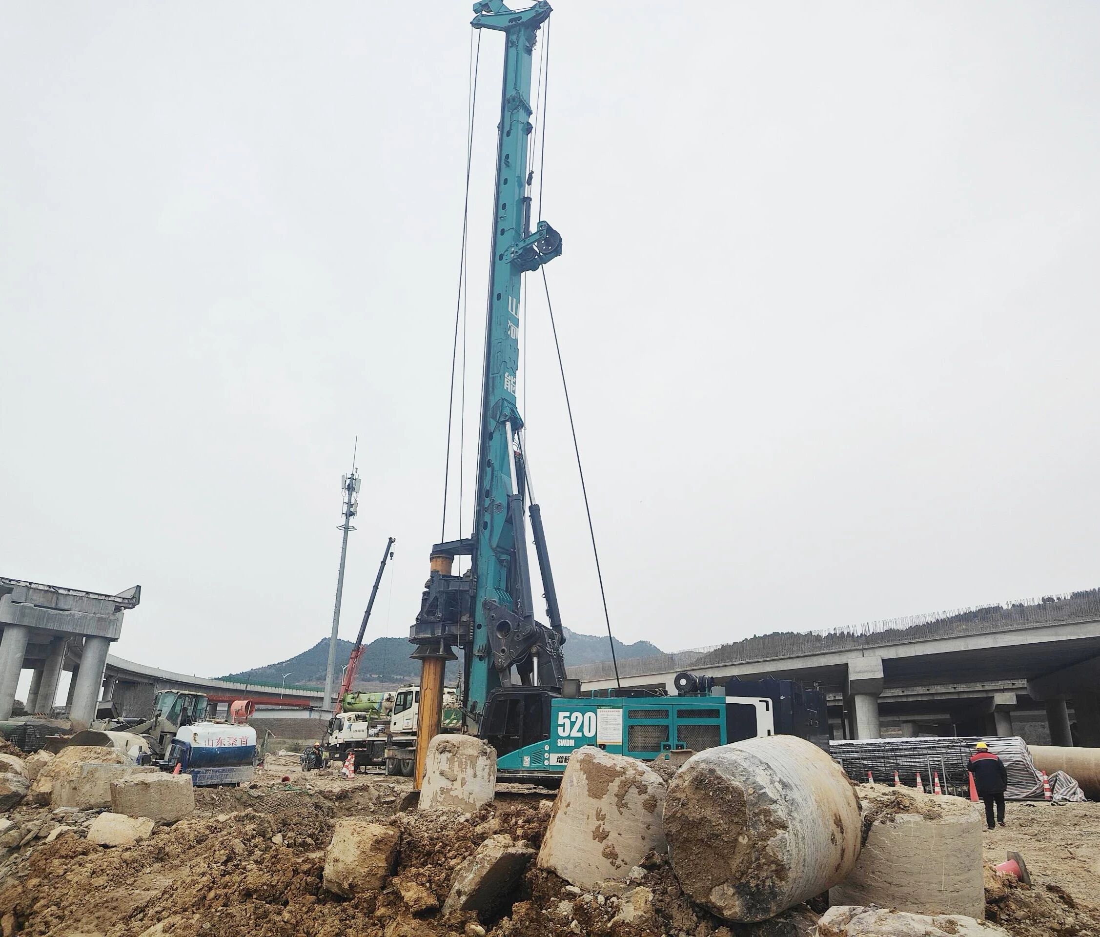 “亮剑”赤峰绕城改扩建项目，KU酷游官网智能增程式电动旋挖钻机高效入岩受好评